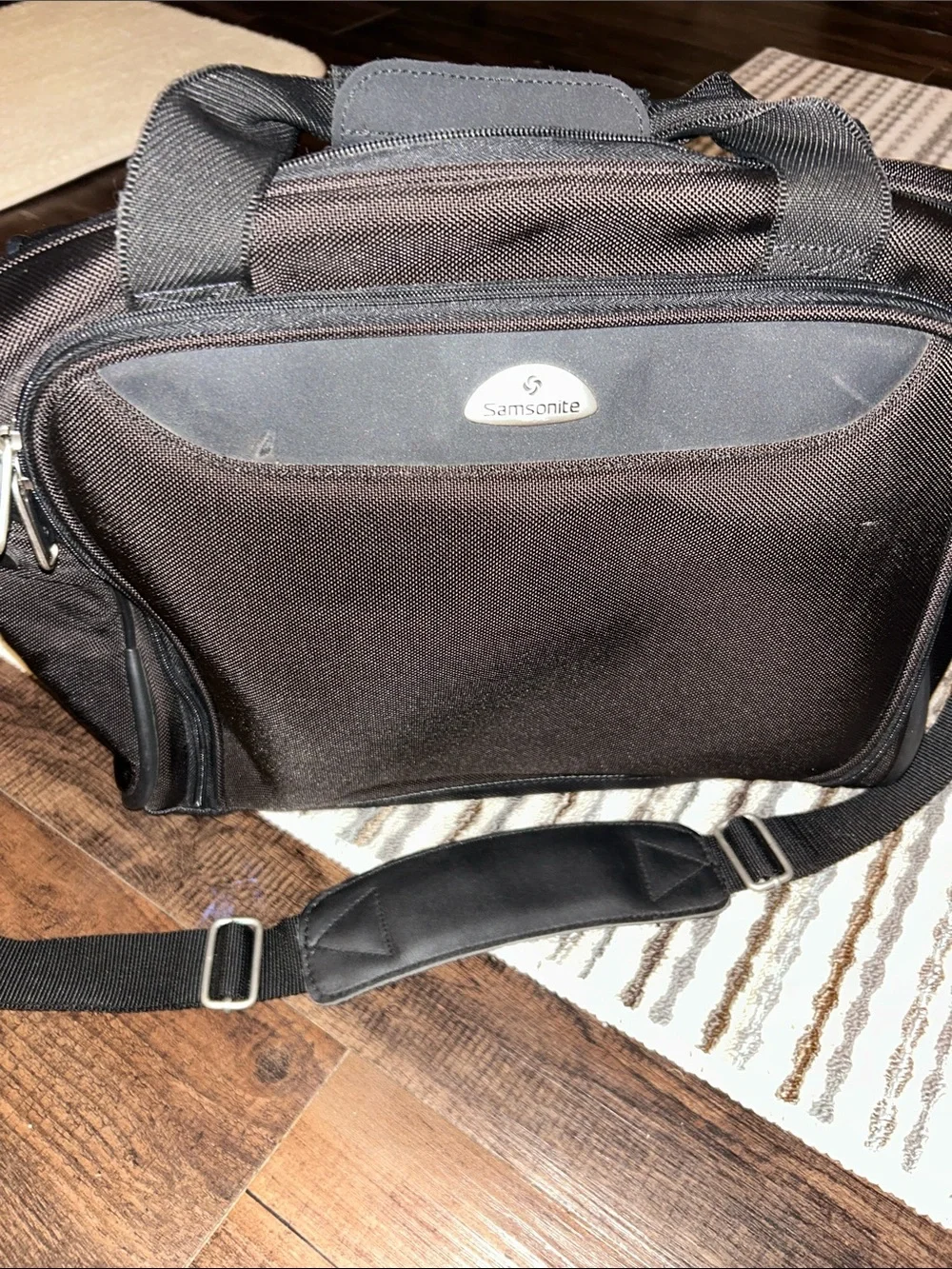 Samsonite Black Laptop Messenger Bag with Shoulder Strap carry on bag holder